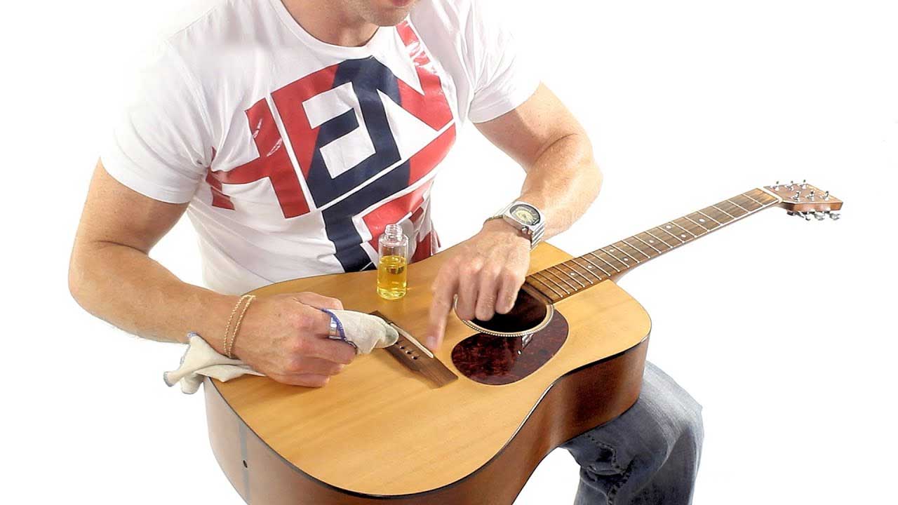 5 Cara Membersihkan Gitar Agar Gitar Tetap Awet