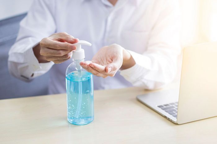 Menggunakan hand sanitizer di masa pandemi.